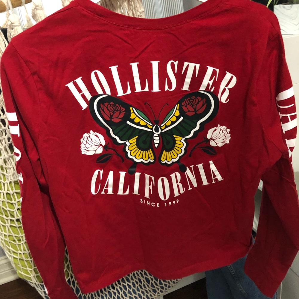 Pretty red hollister graphic tee! 🌹